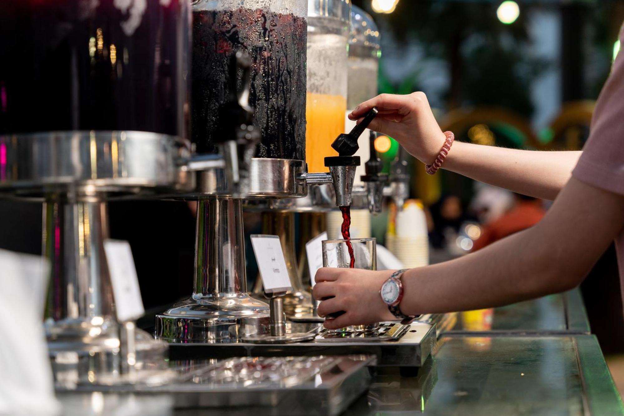 Sheraton Dammam Hotel & Convention Centre Екстер'єр фото A bartender using a tap to serve a drink