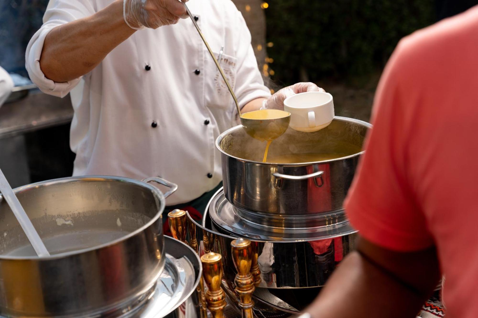 Sheraton Dammam Hotel & Convention Centre Екстер'єр фото A chef preparing food