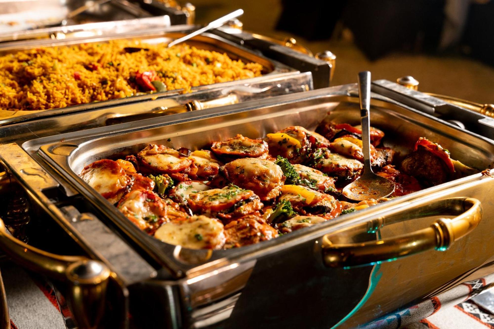 Sheraton Dammam Hotel & Convention Centre Екстер'єр фото A chafing dish