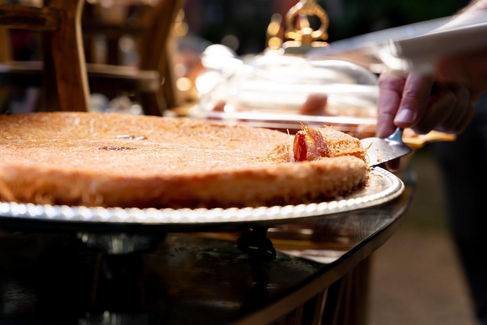 Sheraton Dammam Hotel & Convention Centre Екстер'єр фото A pie server cutting into a pie