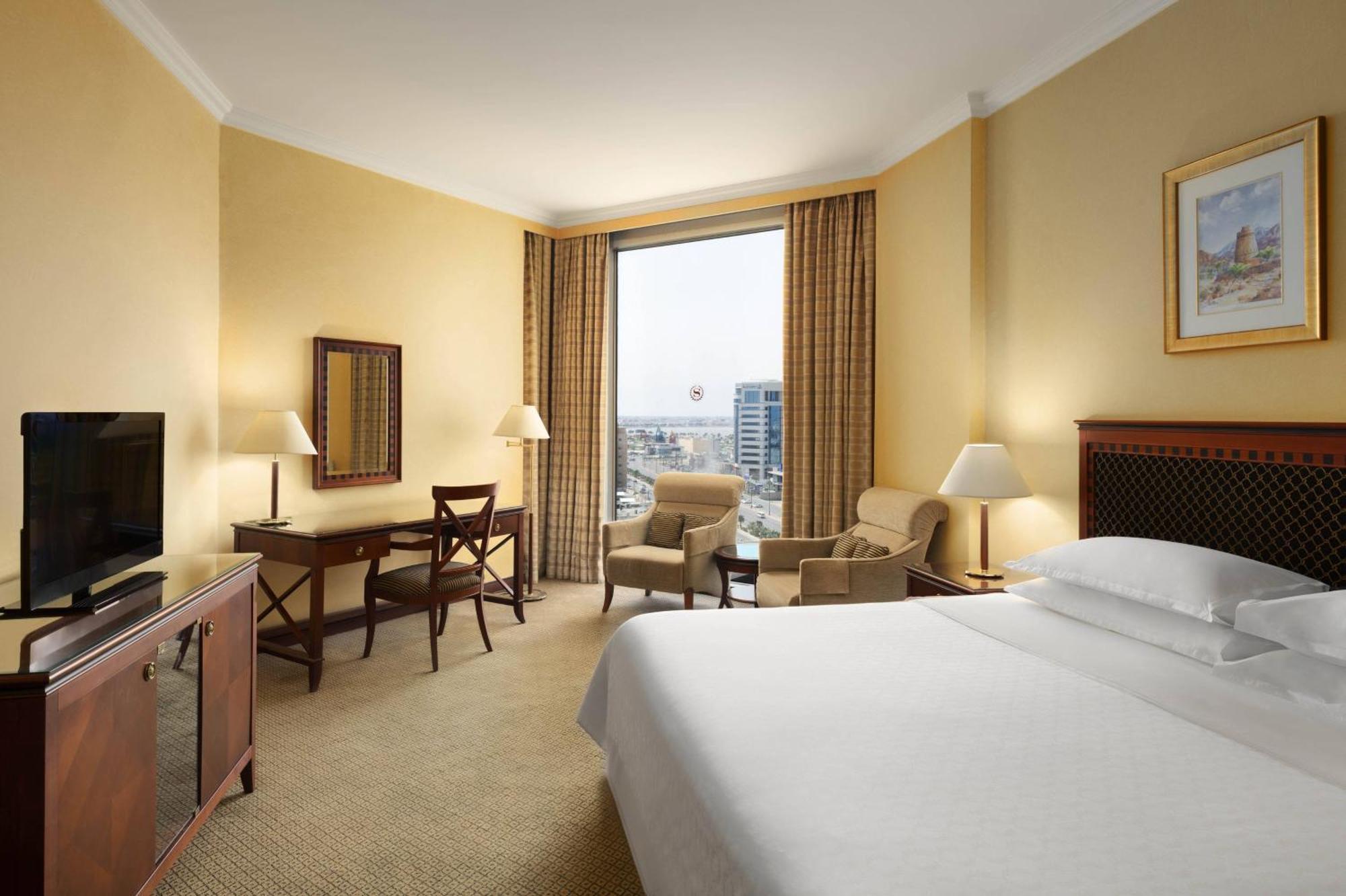 Sheraton Dammam Hotel & Convention Centre Екстер'єр фото A guest room at the hotel